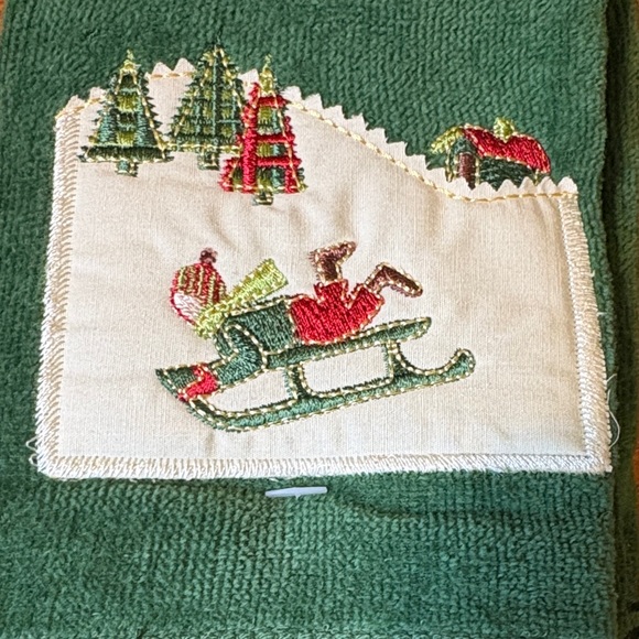 Christmas Embroidered Green Guest Towel Set NWT - Picture 3 of 12